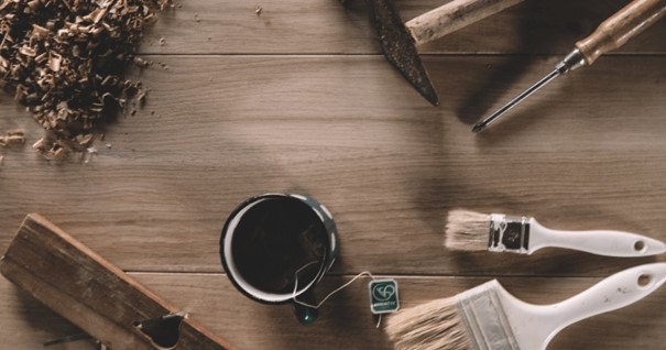 A képen szerszám, fából készített, talaj, olló látható